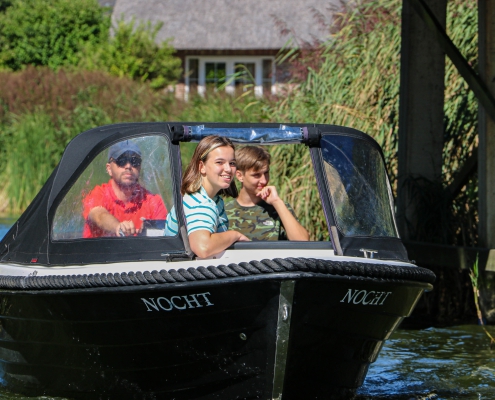 Gezin geniet in luxe sloep op het water in Makkum Friesland. bootverhuur zonder vaarbewijs