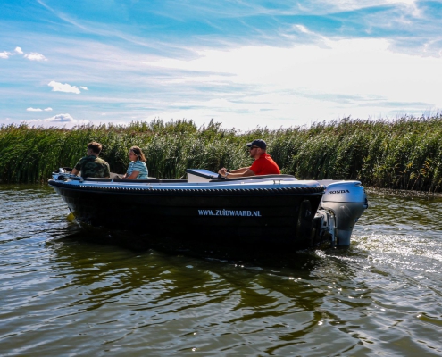Gezin genietend varen met sloep van Zuidwaard Watersport Makkum