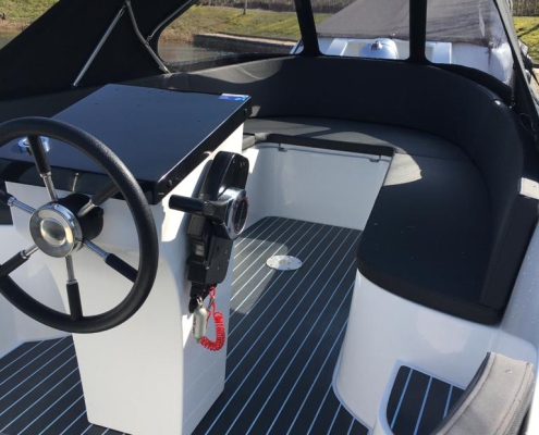 Sloep huren Makkum - detailfoto van reest sloep 5,5m - 6 personen Luxe sloep 5,5 meter - ruimte zit met sprayhood, geschikt voor 6 personen